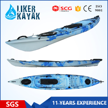 El Kayak de la pesca se sienta en barco de pesca del kayak superior